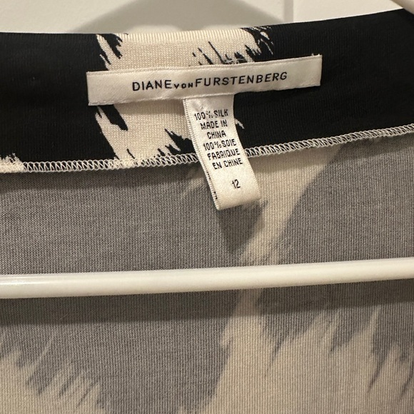 Diane Von Furstenberg Silk Black and White Blouse Top Size 12 Women’s - Picture 10 of 10